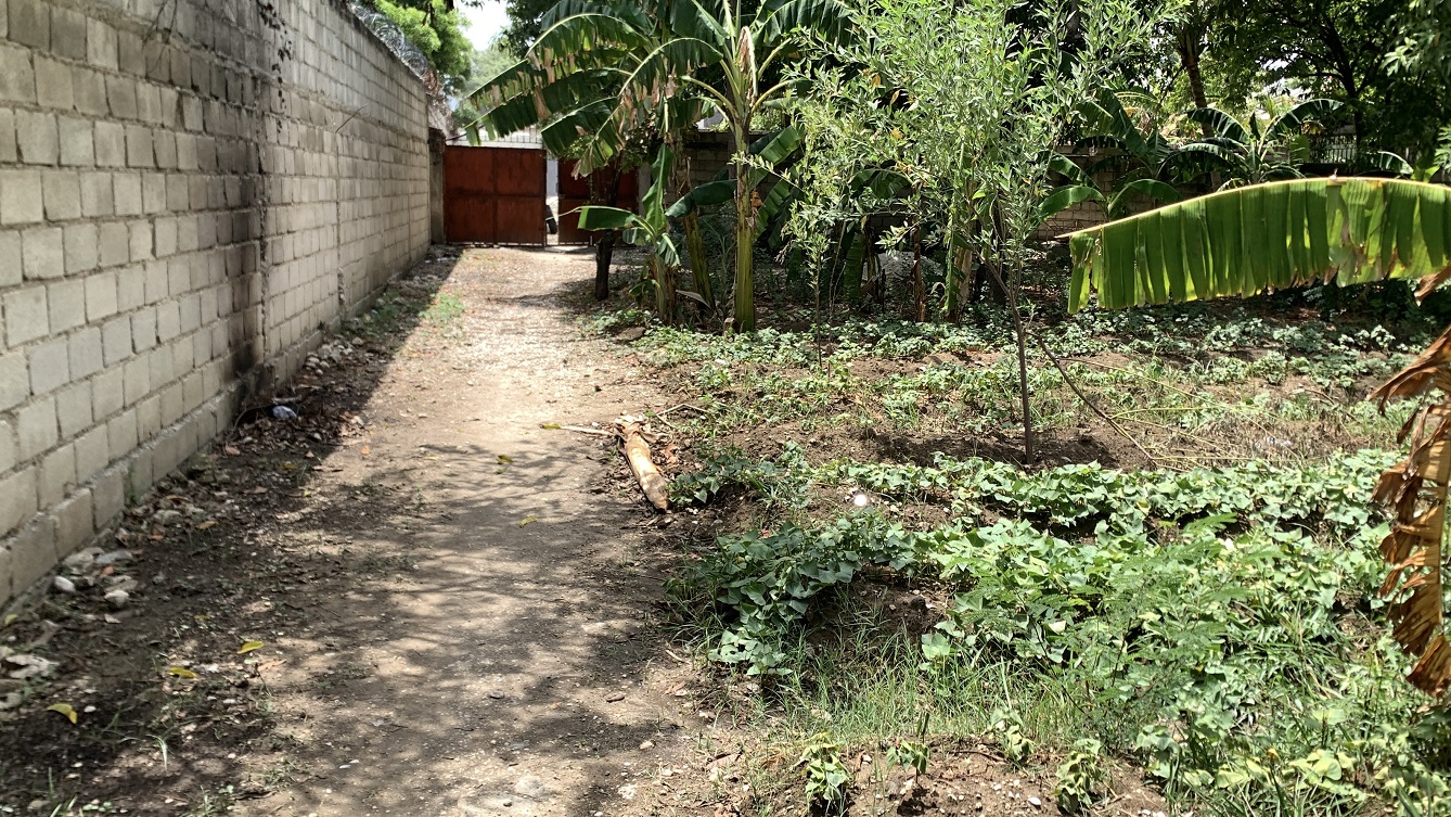 Cheap Flat Land with Small House for Sale in Santo 7, Croix-des-Bouquets, Haiti – 6 Centiemes (774 m² or 8,331 ft²), Completely Fenced with Bricks, Protective Metal Gate, Build-Ready, Rich Soil, Cul-de-Sac Entrance, Move-in While Building a Bigger House, Hotel, or Apartment Complex