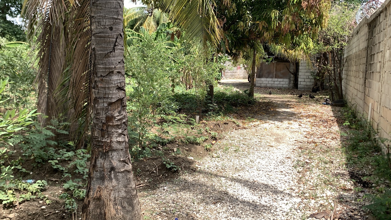 Cheap Flat Land with Small House for Sale in Santo 7, Croix-des-Bouquets, Haiti – 6 Centiemes (774 m² or 8,331 ft²), Completely Fenced with Bricks, Protective Metal Gate, Build-Ready, Rich Soil, Cul-de-Sac Entrance, Move-in While Building a Bigger House, Hotel, or Apartment Complex