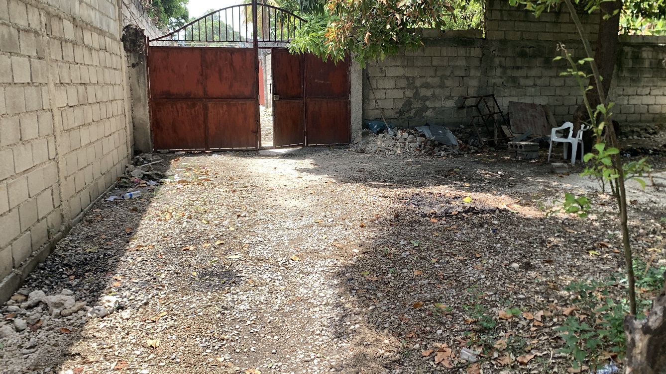 Cheap Flat Land with Small House for Sale in Santo 7, Croix-des-Bouquets, Haiti – 6 Centiemes (774 m² or 8,331 ft²), Completely Fenced with Bricks, Protective Metal Gate, Build-Ready, Rich Soil, Cul-de-Sac Entrance, Move-in While Building a Bigger House, Hotel, or Apartment Complex