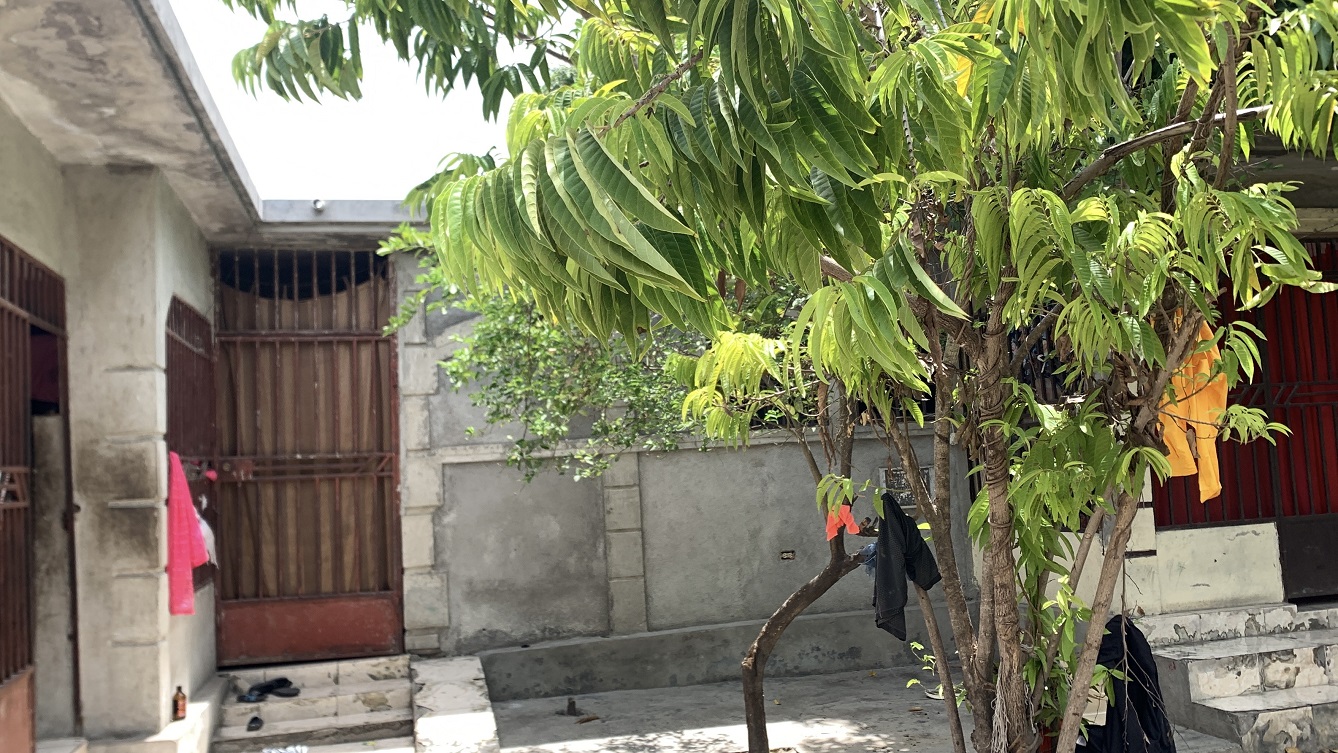 Cheap Flat Land with Small House for Sale in Santo 7, Croix-des-Bouquets, Haiti – 6 Centiemes (774 m² or 8,331 ft²), Completely Fenced with Bricks, Protective Metal Gate, Build-Ready, Rich Soil, Cul-de-Sac Entrance, Move-in While Building a Bigger House, Hotel, or Apartment Complex