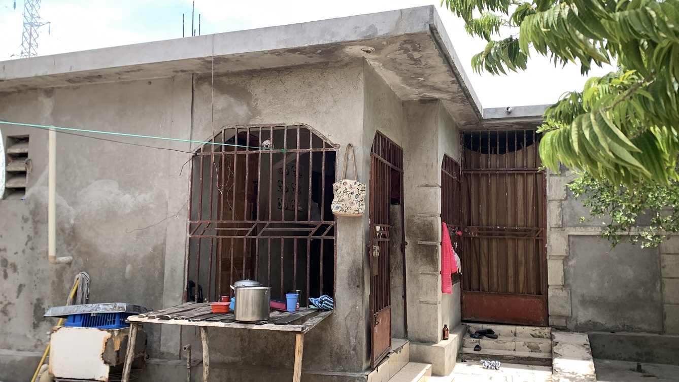 Cheap Flat Land with Small House for Sale in Santo 7, Croix-des-Bouquets, Haiti – 6 Centiemes (774 m² or 8,331 ft²), Completely Fenced with Bricks, Protective Metal Gate, Build-Ready, Rich Soil, Cul-de-Sac Entrance, Move-in While Building a Bigger House, Hotel, or Apartment Complex