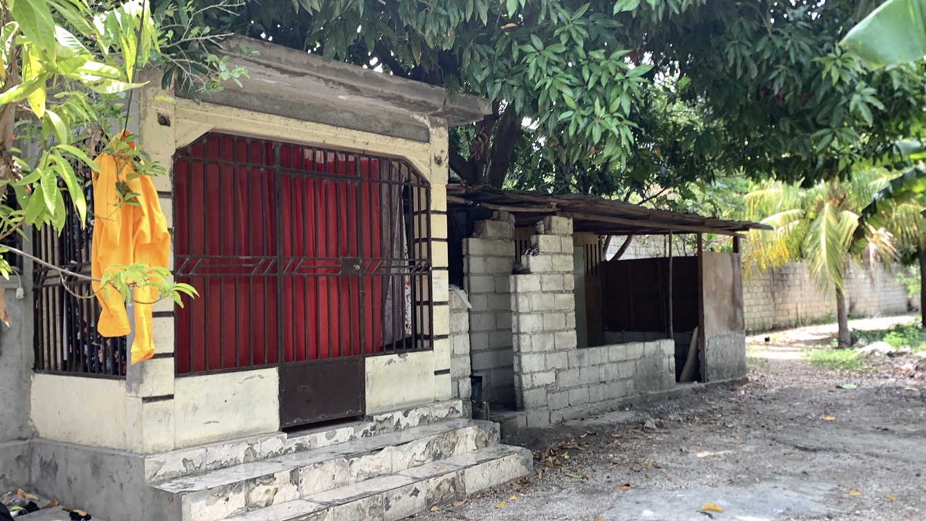 Cheap Flat Land with Small House for Sale in Santo 7, Croix-des-Bouquets, Haiti – 6 Centiemes (774 m² or 8,331 ft²), Completely Fenced with Bricks, Protective Metal Gate, Build-Ready, Rich Soil, Cul-de-Sac Entrance, Move-in While Building a Bigger House, Hotel, or Apartment Complex