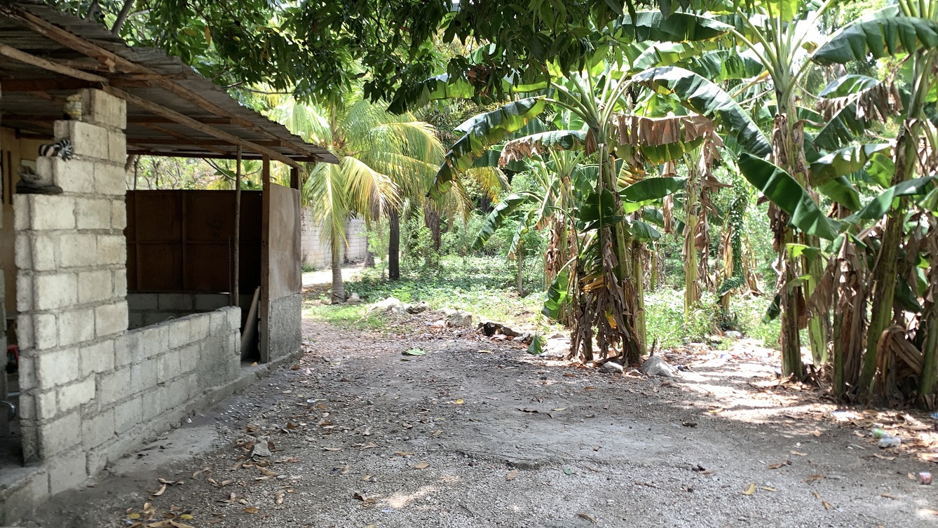 Cheap Flat Land with Small House for Sale in Santo 7, Croix-des-Bouquets, Haiti – 6 Centiemes (774 m² or 8,331 ft²), Completely Fenced with Bricks, Protective Metal Gate, Build-Ready, Rich Soil, Cul-de-Sac Entrance, Move-in While Building a Bigger House, Hotel, or Apartment Complex
