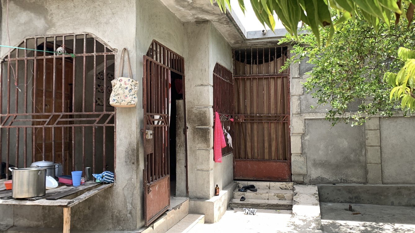 Cheap Flat Land with Small House for Sale in Santo 7, Croix-des-Bouquets, Haiti – 6 Centiemes (774 m² or 8,331 ft²), Completely Fenced with Bricks, Protective Metal Gate, Build-Ready, Rich Soil, Cul-de-Sac Entrance, Move-in While Building a Bigger House, Hotel, or Apartment Complex