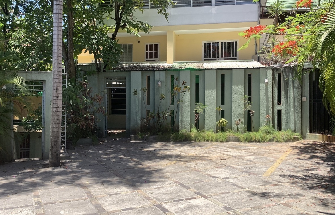 Independent Furnished or Unfurnished Apartment for Rent in Montagne Noire (Lower), Petion-Ville, Haiti – 2 Spacious Bedrooms, 1 Bathroom, Living & Dining Rooms, Large Shed (Gallery), Walking Distance to Caribbean Supermarket, Parking Spaces for 2 Cars & other Vehicles
