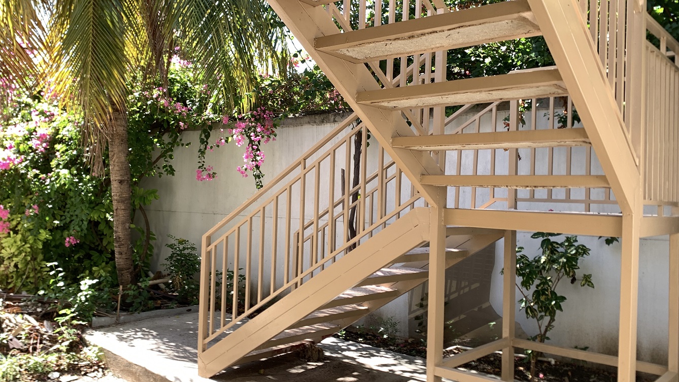 Sold by Owner Spacious House for Sale in Delmas 65, Port-au-Prince, Haiti – 5 Grand Bedrooms, 4 Bathrooms, Living & Dining Rooms, Modern Kitchen, 3 Huge Balconies, Large Backyard, Servant Quarter, Storage Rooms, Water Reservoir & Towers,  Built in 1989 on 516m² (6 Centiemes or 5,554.18) of Flat Land, 5+ Car Parking Spaces, High Walls/Fences, Safe Mixed Residential & Commercial Neighborhood – 15+ Office Space Conversion or Private Multi-Family Home