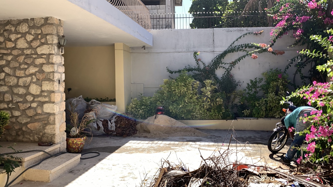 Sold by Owner Spacious House for Sale in Delmas 65, Port-au-Prince, Haiti – 5 Grand Bedrooms, 4 Bathrooms, Living & Dining Rooms, Modern Kitchen, 3 Huge Balconies, Large Backyard, Servant Quarter, Storage Rooms, Water Reservoir & Towers,  Built in 1989 on 516m² (6 Centiemes or 5,554.18) of Flat Land, 5+ Car Parking Spaces, High Walls/Fences, Safe Mixed Residential & Commercial Neighborhood – 15+ Office Space Conversion or Private Multi-Family Home