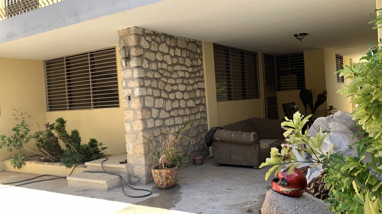 Sold by Owner Spacious House for Sale in Delmas 65, Port-au-Prince, Haiti – 5 Grand Bedrooms, 4 Bathrooms, Living & Dining Rooms, Modern Kitchen, 3 Huge Balconies, Large Backyard, Servant Quarter, Storage Rooms, Water Reservoir & Towers,  Built in 1989 on 516m² (6 Centiemes or 5,554.18) of Flat Land, 5+ Car Parking Spaces, High Walls/Fences, Safe Mixed Residential & Commercial Neighborhood – 15+ Office Space Conversion or Private Multi-Family Home