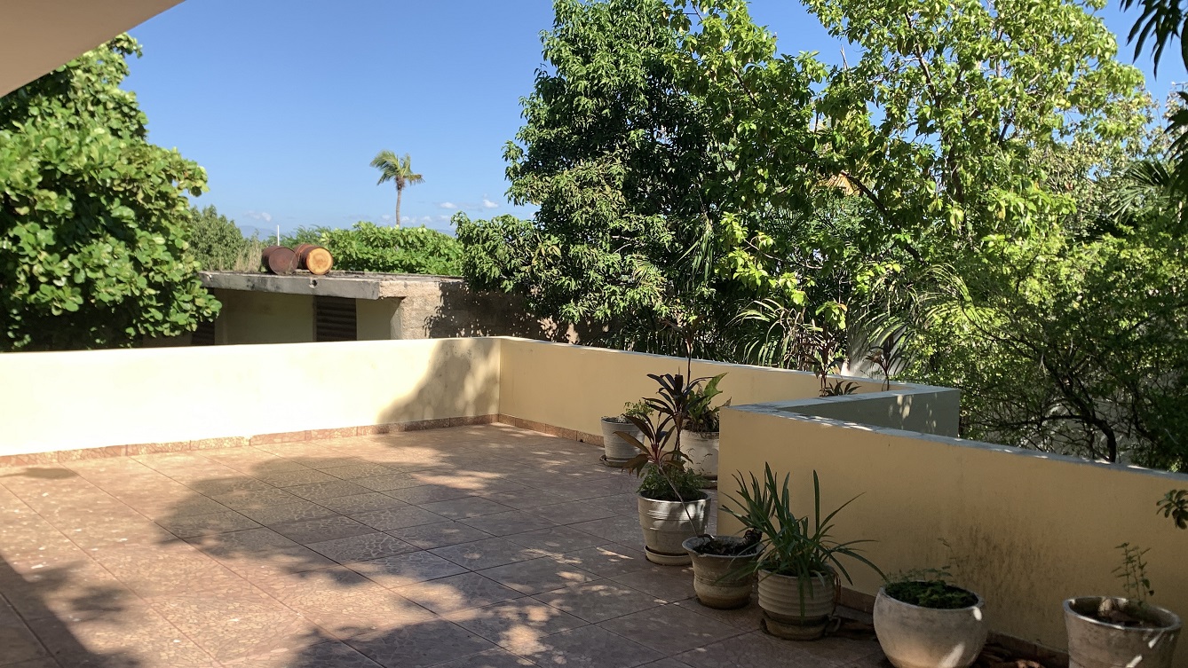 Sold by Owner Spacious House for Sale in Delmas 65, Port-au-Prince, Haiti – 5 Grand Bedrooms, 4 Bathrooms, Living & Dining Rooms, Modern Kitchen, 3 Huge Balconies, Large Backyard, Servant Quarter, Storage Rooms, Water Reservoir & Towers,  Built in 1989 on 516m² (6 Centiemes or 5,554.18) of Flat Land, 5+ Car Parking Spaces, High Walls/Fences, Safe Mixed Residential & Commercial Neighborhood – 15+ Office Space Conversion or Private Multi-Family Home