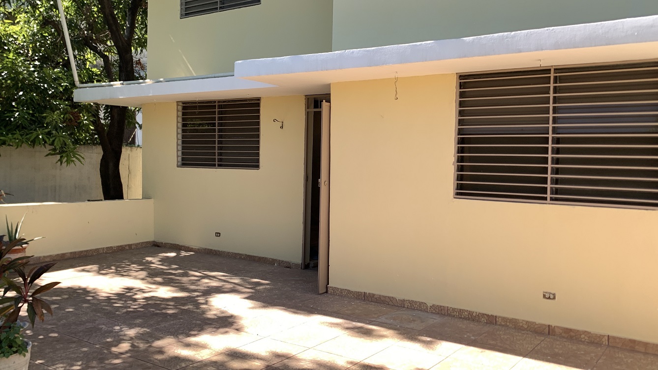 Sold by Owner Spacious House for Sale in Delmas 65, Port-au-Prince, Haiti – 5 Grand Bedrooms, 4 Bathrooms, Living & Dining Rooms, Modern Kitchen, 3 Huge Balconies, Large Backyard, Servant Quarter, Storage Rooms, Water Reservoir & Towers,  Built in 1989 on 516m² (6 Centiemes or 5,554.18) of Flat Land, 5+ Car Parking Spaces, High Walls/Fences, Safe Mixed Residential & Commercial Neighborhood – 15+ Office Space Conversion or Private Multi-Family Home