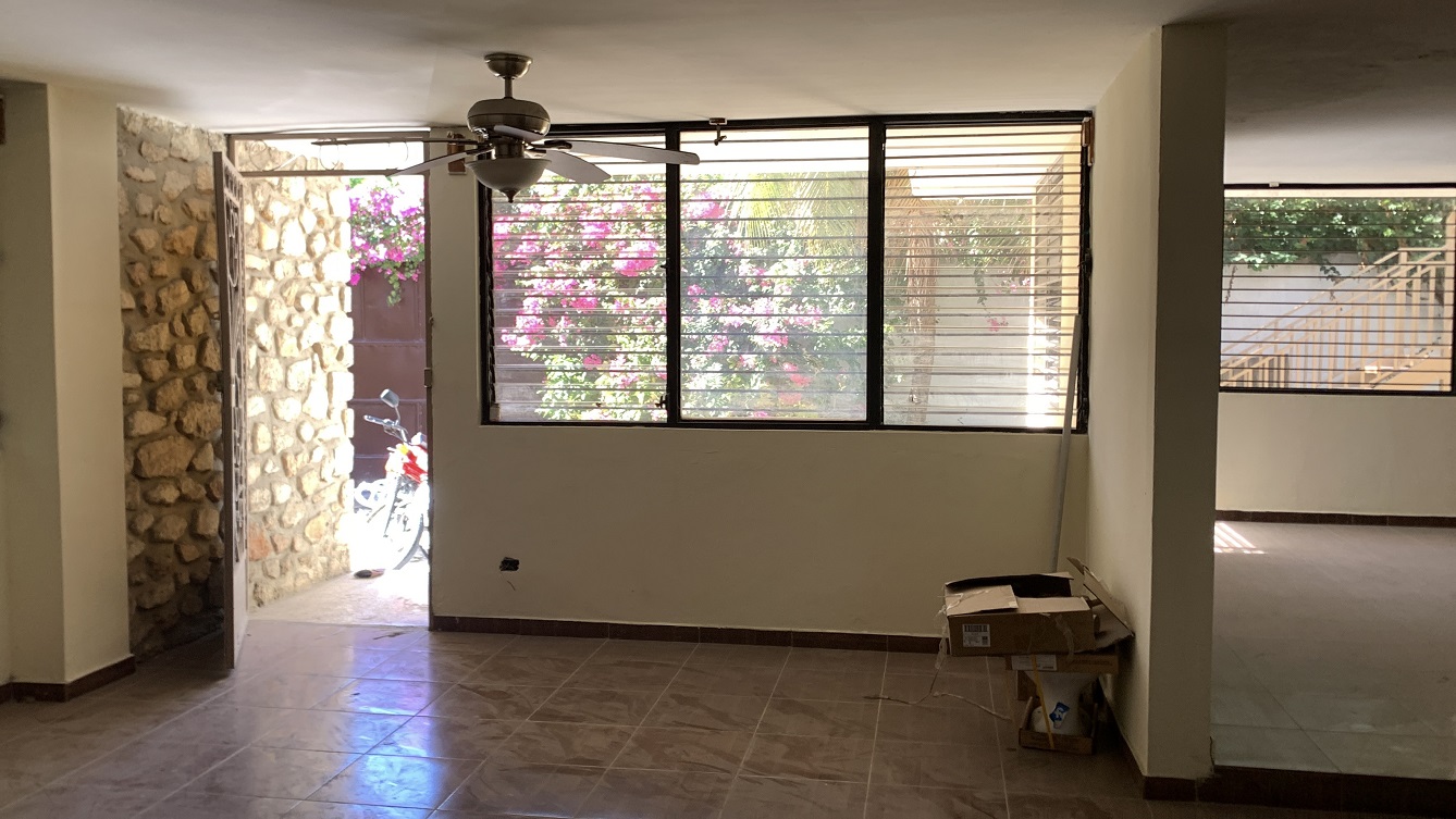 Sold by Owner Spacious House for Sale in Delmas 65, Port-au-Prince, Haiti – 5 Grand Bedrooms, 4 Bathrooms, Living & Dining Rooms, Modern Kitchen, 3 Huge Balconies, Large Backyard, Servant Quarter, Storage Rooms, Water Reservoir & Towers,  Built in 1989 on 516m² (6 Centiemes or 5,554.18) of Flat Land, 5+ Car Parking Spaces, High Walls/Fences, Safe Mixed Residential & Commercial Neighborhood – 15+ Office Space Conversion or Private Multi-Family Home