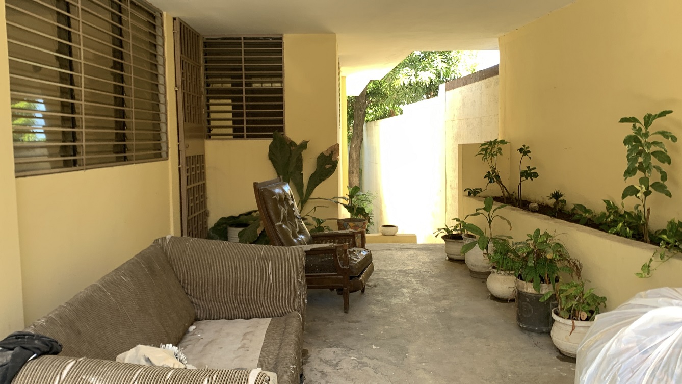 Sold by Owner Spacious House for Sale in Delmas 65, Port-au-Prince, Haiti – 5 Grand Bedrooms, 4 Bathrooms, Living & Dining Rooms, Modern Kitchen, 3 Huge Balconies, Large Backyard, Servant Quarter, Storage Rooms, Water Reservoir & Towers,  Built in 1989 on 516m² (6 Centiemes or 5,554.18) of Flat Land, 5+ Car Parking Spaces, High Walls/Fences, Safe Mixed Residential & Commercial Neighborhood – 15+ Office Space Conversion or Private Multi-Family Home