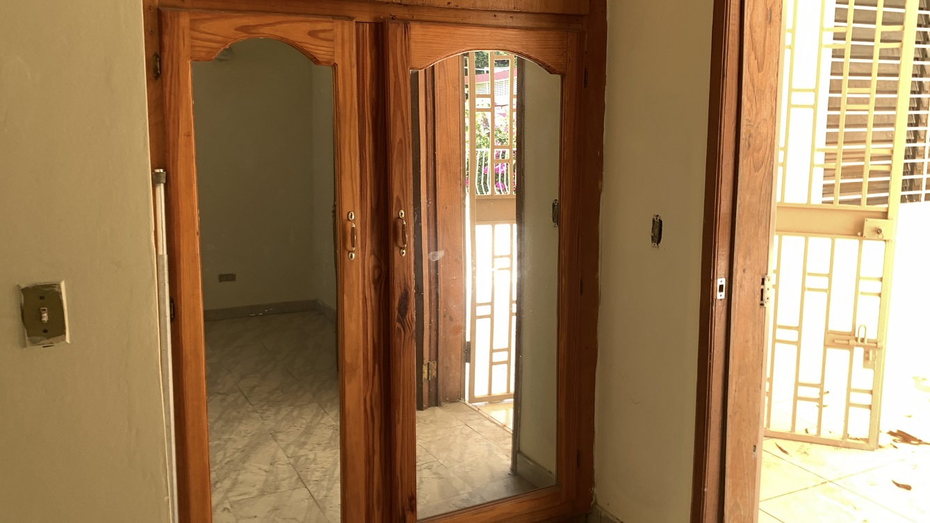 Sold by Owner Spacious House for Sale in Delmas 65, Port-au-Prince, Haiti – 5 Grand Bedrooms, 4 Bathrooms, Living & Dining Rooms, Modern Kitchen, 3 Huge Balconies, Large Backyard, Servant Quarter, Storage Rooms, Water Reservoir & Towers,  Built in 1989 on 516m² (6 Centiemes or 5,554.18) of Flat Land, 5+ Car Parking Spaces, High Walls/Fences, Safe Mixed Residential & Commercial Neighborhood – 15+ Office Space Conversion or Private Multi-Family Home