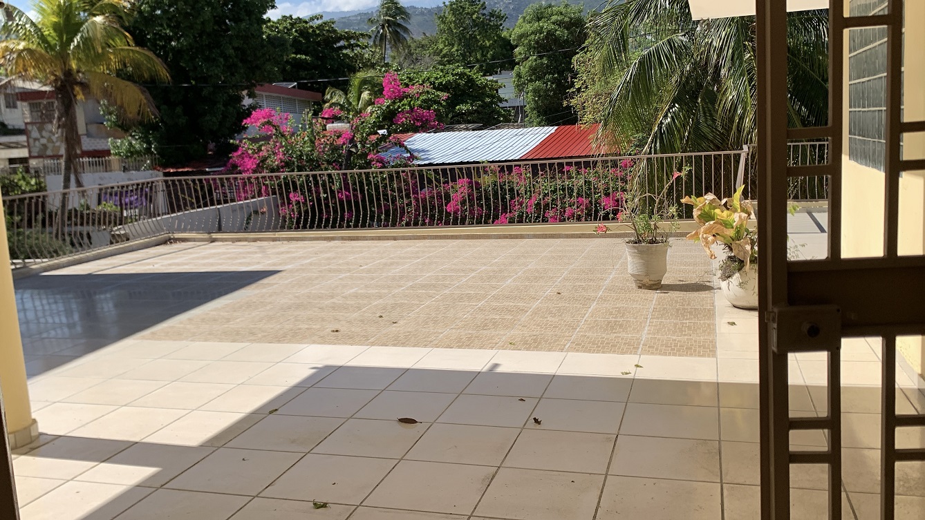 Sold by Owner Spacious House for Sale in Delmas 65, Port-au-Prince, Haiti – 5 Grand Bedrooms, 4 Bathrooms, Living & Dining Rooms, Modern Kitchen, 3 Huge Balconies, Large Backyard, Servant Quarter, Storage Rooms, Water Reservoir & Towers,  Built in 1989 on 516m² (6 Centiemes or 5,554.18) of Flat Land, 5+ Car Parking Spaces, High Walls/Fences, Safe Mixed Residential & Commercial Neighborhood – 15+ Office Space Conversion or Private Multi-Family Home