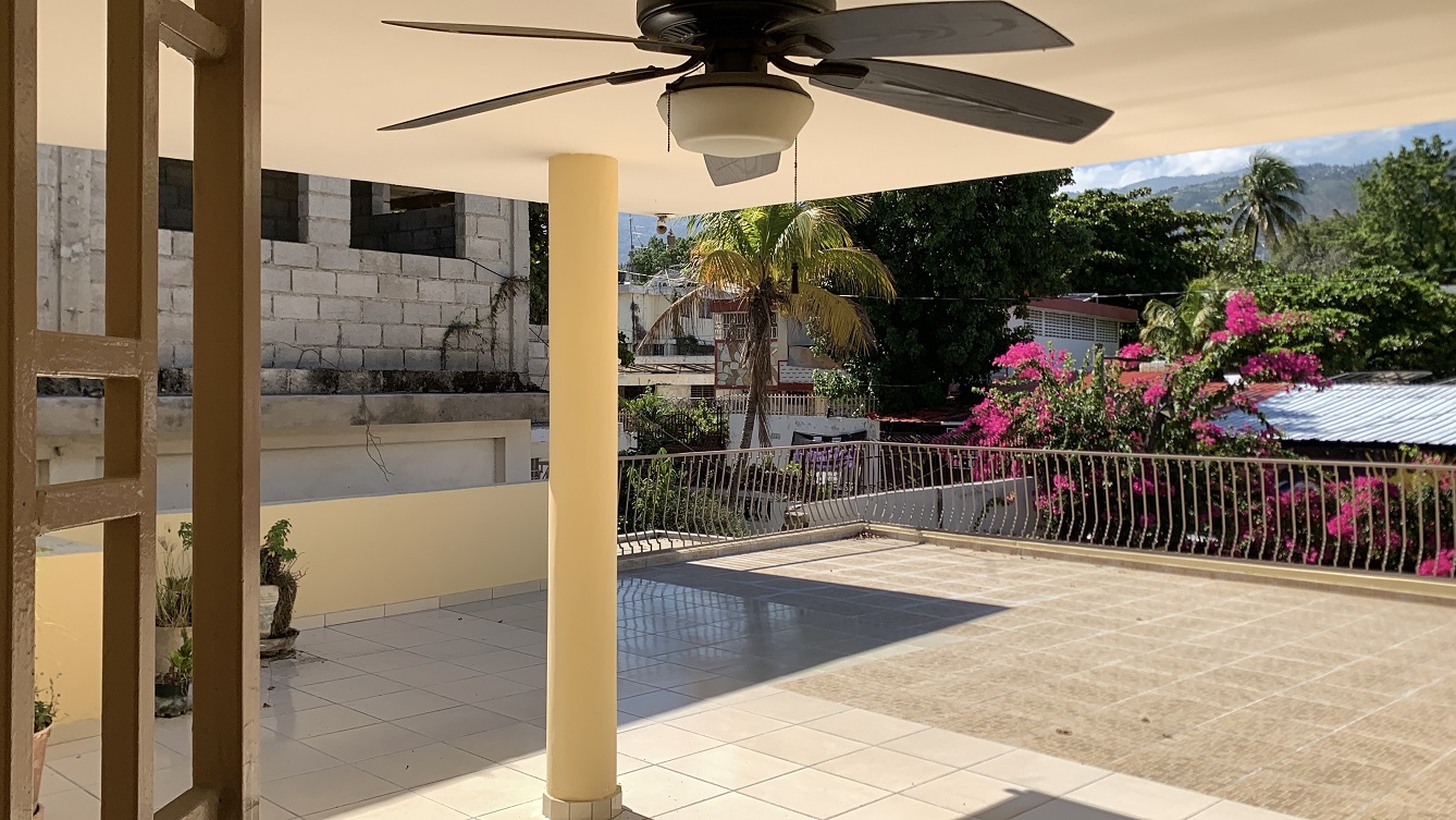 Sold by Owner Spacious House for Sale in Delmas 65, Port-au-Prince, Haiti – 5 Grand Bedrooms, 4 Bathrooms, Living & Dining Rooms, Modern Kitchen, 3 Huge Balconies, Large Backyard, Servant Quarter, Storage Rooms, Water Reservoir & Towers,  Built in 1989 on 516m² (6 Centiemes or 5,554.18) of Flat Land, 5+ Car Parking Spaces, High Walls/Fences, Safe Mixed Residential & Commercial Neighborhood – 15+ Office Space Conversion or Private Multi-Family Home