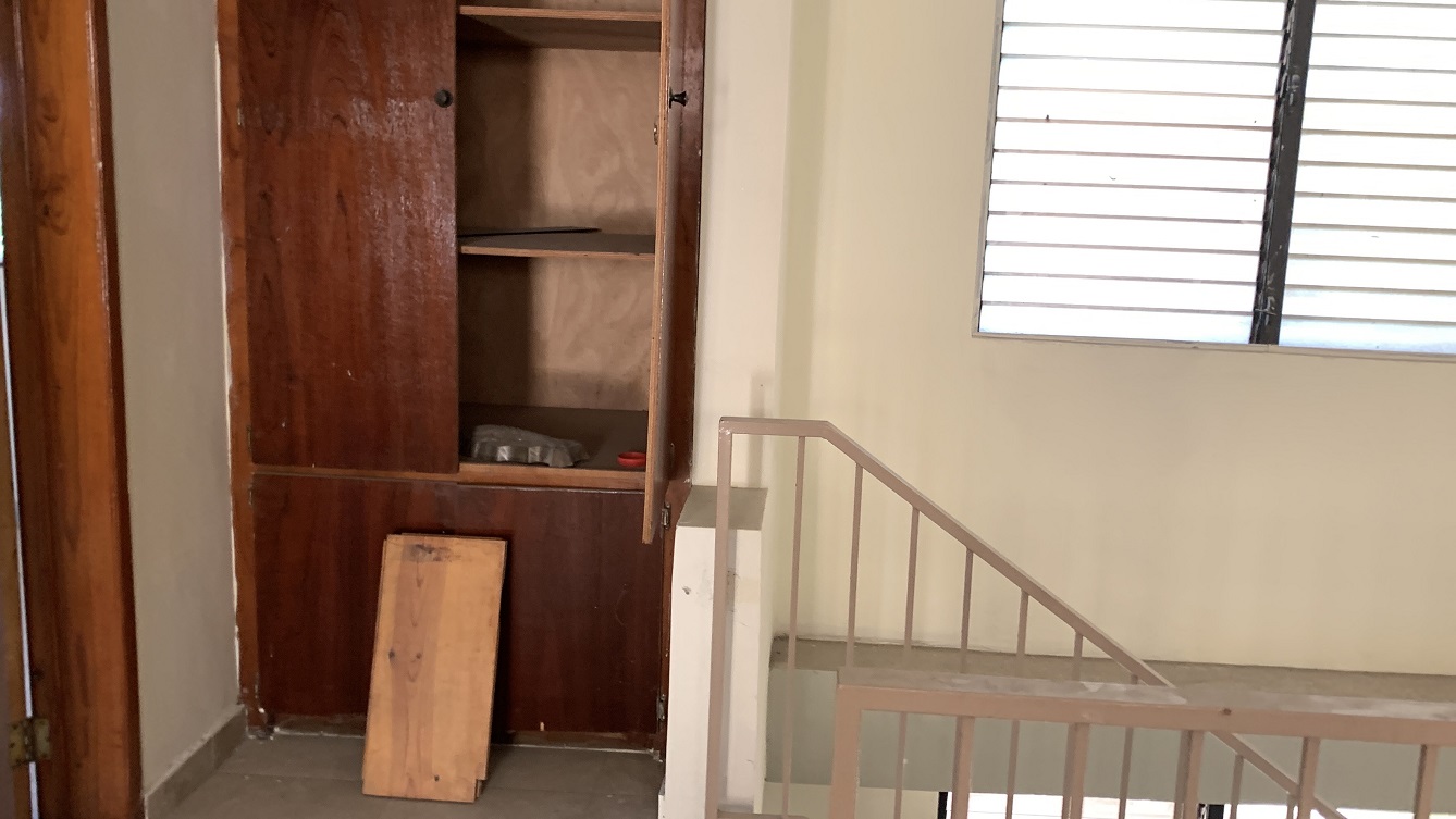 Sold by Owner Spacious House for Sale in Delmas 65, Port-au-Prince, Haiti – 5 Grand Bedrooms, 4 Bathrooms, Living & Dining Rooms, Modern Kitchen, 3 Huge Balconies, Large Backyard, Servant Quarter, Storage Rooms, Water Reservoir & Towers,  Built in 1989 on 516m² (6 Centiemes or 5,554.18) of Flat Land, 5+ Car Parking Spaces, High Walls/Fences, Safe Mixed Residential & Commercial Neighborhood – 15+ Office Space Conversion or Private Multi-Family Home