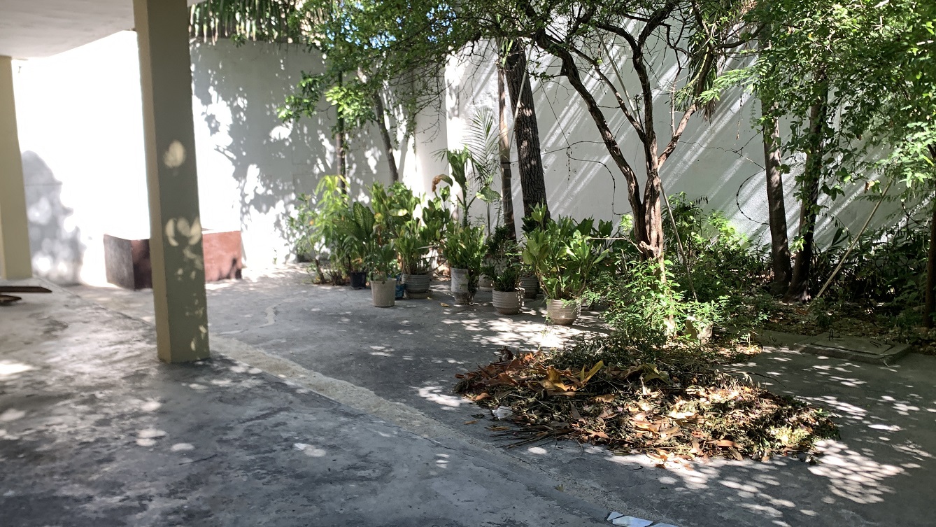 Sold by Owner Spacious House for Sale in Delmas 65, Port-au-Prince, Haiti – 5 Grand Bedrooms, 4 Bathrooms, Living & Dining Rooms, Modern Kitchen, 3 Huge Balconies, Large Backyard, Servant Quarter, Storage Rooms, Water Reservoir & Towers,  Built in 1989 on 516m² (6 Centiemes or 5,554.18) of Flat Land, 5+ Car Parking Spaces, High Walls/Fences, Safe Mixed Residential & Commercial Neighborhood – 15+ Office Space Conversion or Private Multi-Family Home