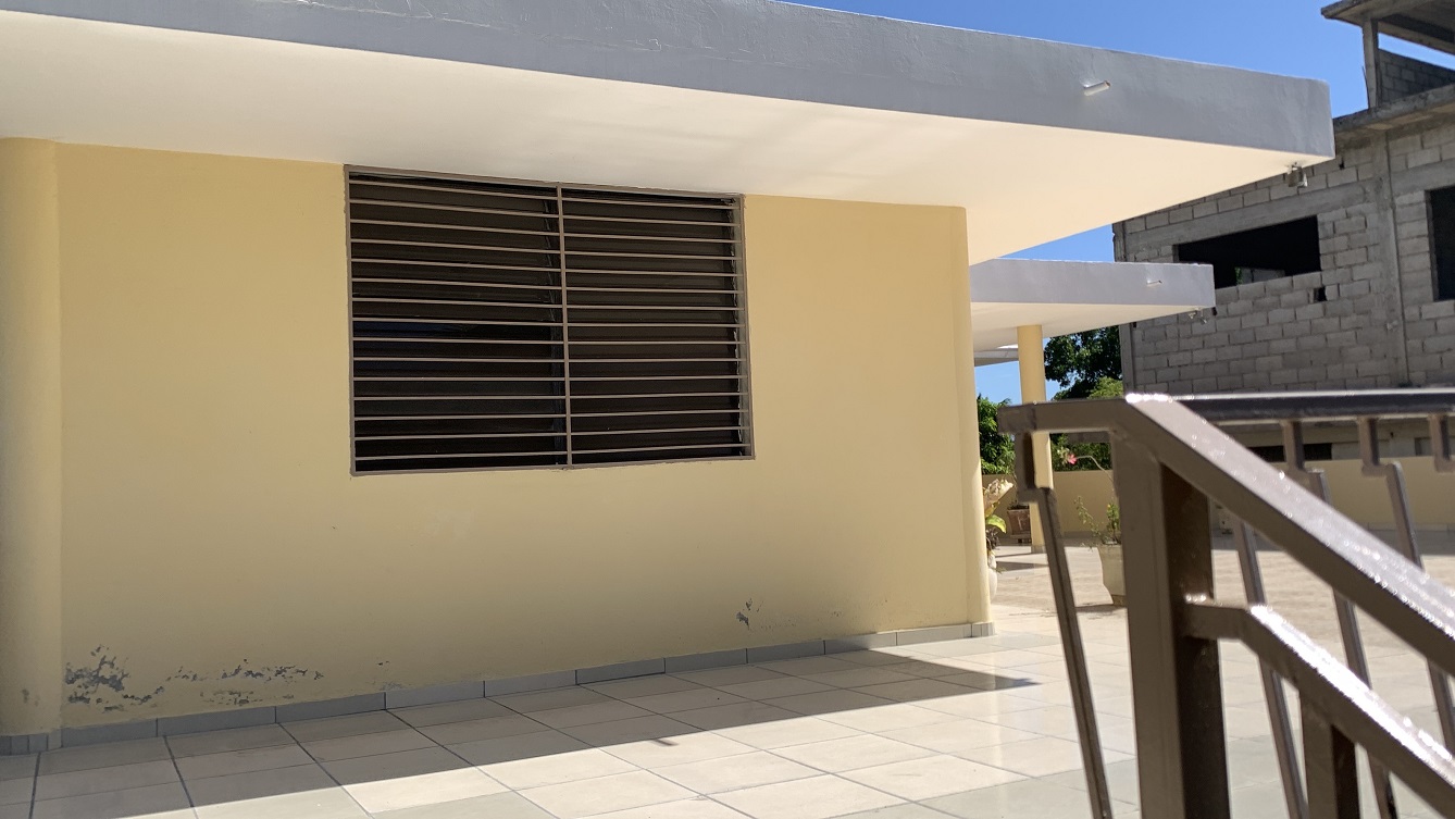Sold by Owner Spacious House for Sale in Delmas 65, Port-au-Prince, Haiti – 5 Grand Bedrooms, 4 Bathrooms, Living & Dining Rooms, Modern Kitchen, 3 Huge Balconies, Large Backyard, Servant Quarter, Storage Rooms, Water Reservoir & Towers,  Built in 1989 on 516m² (6 Centiemes or 5,554.18) of Flat Land, 5+ Car Parking Spaces, High Walls/Fences, Safe Mixed Residential & Commercial Neighborhood – 15+ Office Space Conversion or Private Multi-Family Home