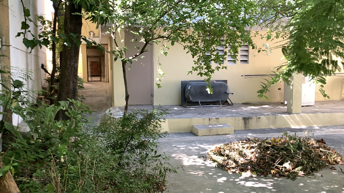 Sold by Owner Spacious House for Sale in Delmas 65, Port-au-Prince, Haiti – 5 Grand Bedrooms, 4 Bathrooms, Living & Dining Rooms, Modern Kitchen, 3 Huge Balconies, Large Backyard, Servant Quarter, Storage Rooms, Water Reservoir & Towers,  Built in 1989 on 516m² (6 Centiemes or 5,554.18) of Flat Land, 5+ Car Parking Spaces, High Walls/Fences, Safe Mixed Residential & Commercial Neighborhood – 15+ Office Space Conversion or Private Multi-Family Home