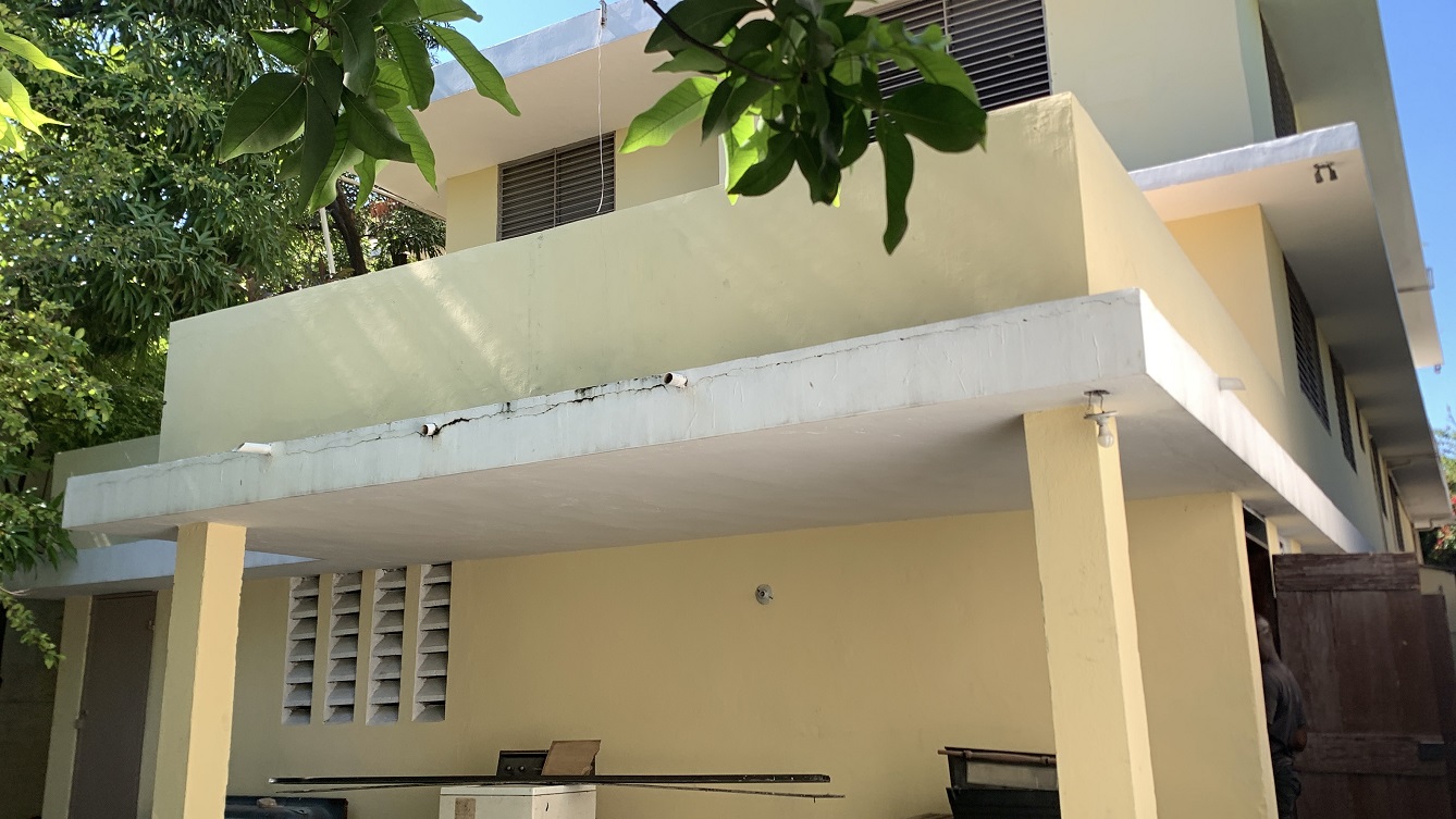 Sold by Owner Spacious House for Sale in Delmas 65, Port-au-Prince, Haiti – 5 Grand Bedrooms, 4 Bathrooms, Living & Dining Rooms, Modern Kitchen, 3 Huge Balconies, Large Backyard, Servant Quarter, Storage Rooms, Water Reservoir & Towers,  Built in 1989 on 516m² (6 Centiemes or 5,554.18) of Flat Land, 5+ Car Parking Spaces, High Walls/Fences, Safe Mixed Residential & Commercial Neighborhood – 15+ Office Space Conversion or Private Multi-Family Home