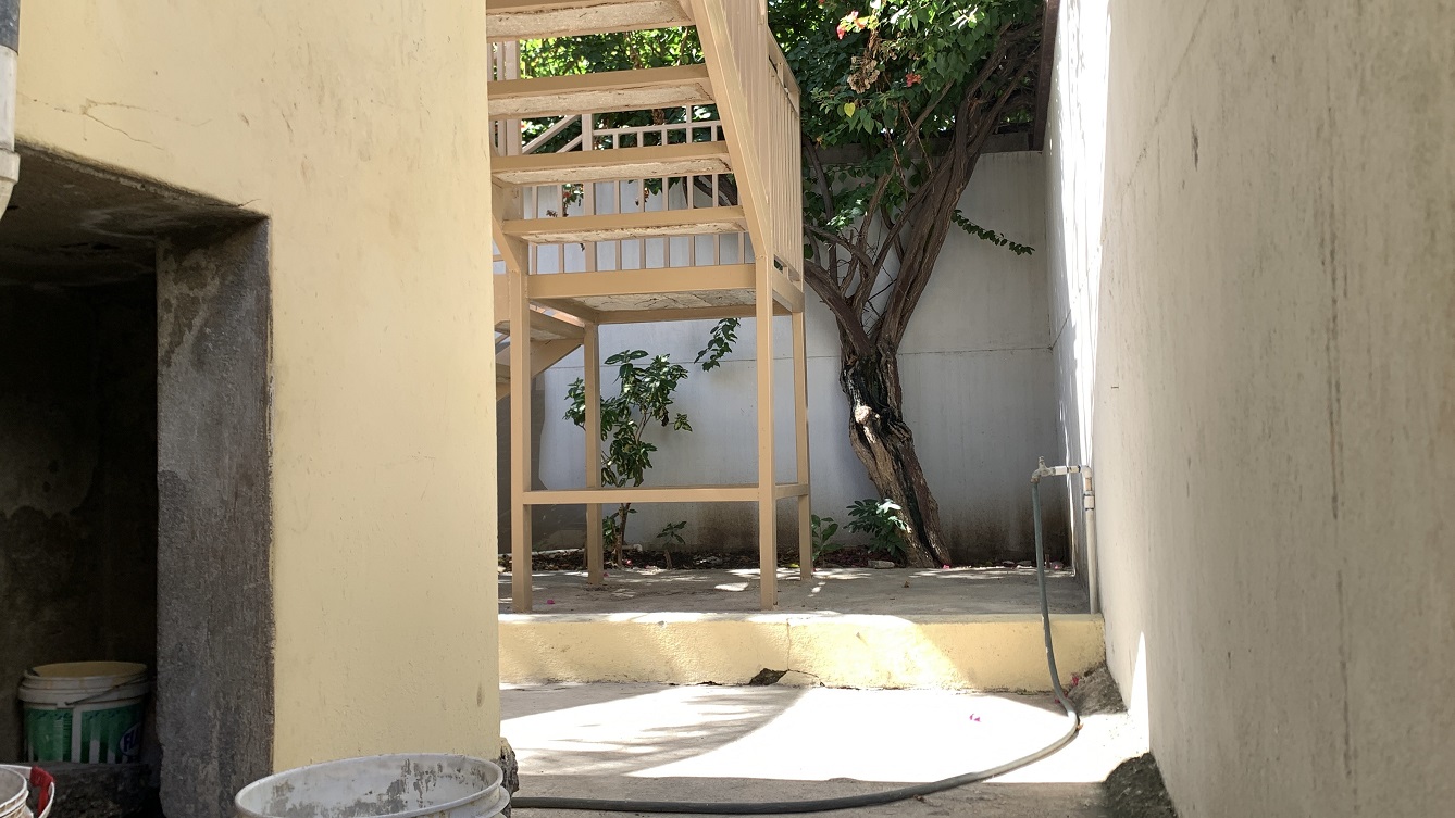 Sold by Owner Spacious House for Sale in Delmas 65, Port-au-Prince, Haiti – 5 Grand Bedrooms, 4 Bathrooms, Living & Dining Rooms, Modern Kitchen, 3 Huge Balconies, Large Backyard, Servant Quarter, Storage Rooms, Water Reservoir & Towers,  Built in 1989 on 516m² (6 Centiemes or 5,554.18) of Flat Land, 5+ Car Parking Spaces, High Walls/Fences, Safe Mixed Residential & Commercial Neighborhood – 15+ Office Space Conversion or Private Multi-Family Home