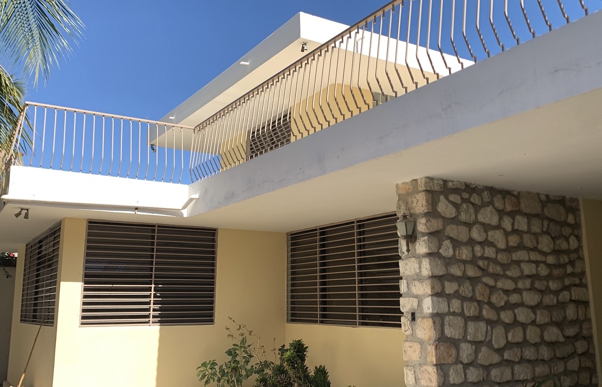 Sold by Owner Spacious House for Sale in Delmas 65, Port-au-Prince, Haiti – 5 Grand Bedrooms, 4 Bathrooms, Living & Dining Rooms, Modern Kitchen, 3 Huge Balconies, Large Backyard, Servant Quarter, Storage Rooms, Water Reservoir & Towers, Built in 1989 on 516m² (6 Centiemes or 5,554.18) of Flat Land, 5+ Car Parking Spaces, High Walls/Fences, Safe Mixed Residential & Commercial Neighborhood – 15+ Office Space Conversion or Private Multi-Family Home