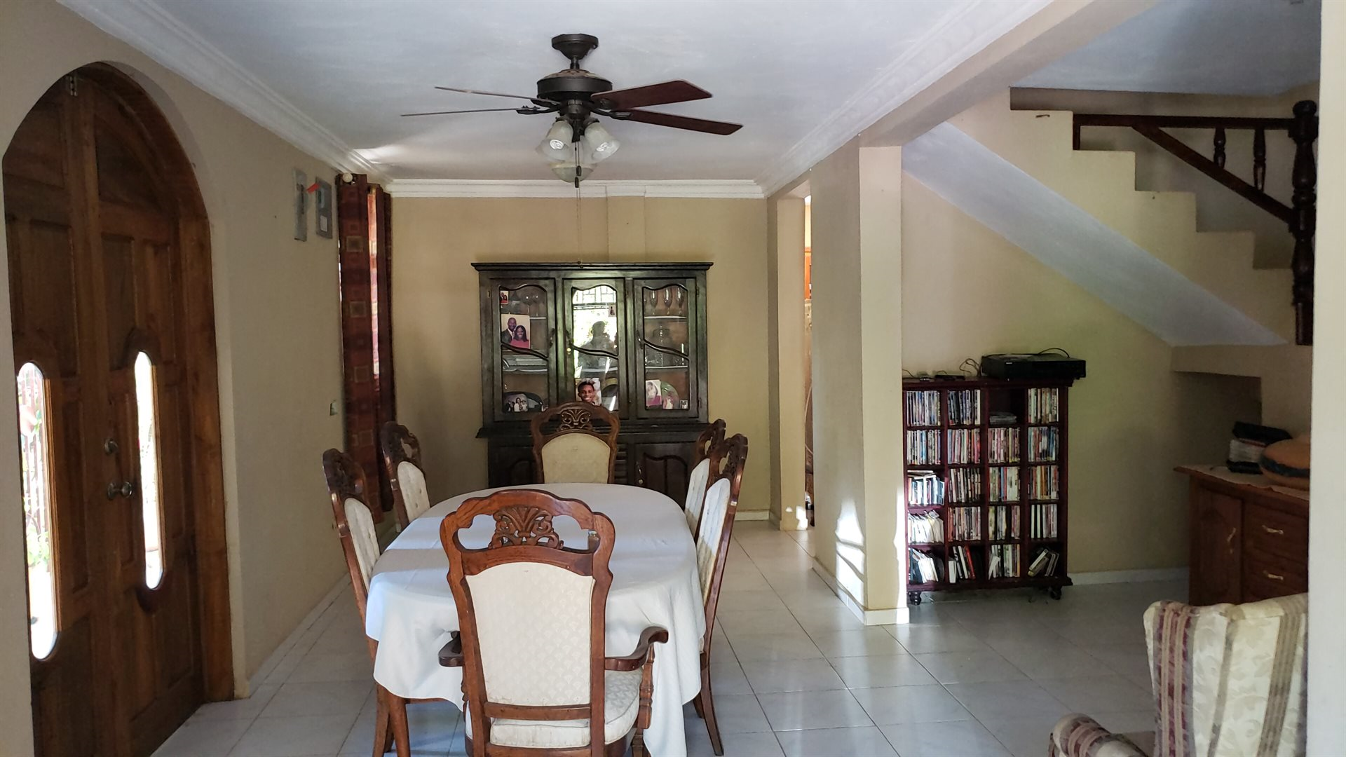 Two-Story House + Apartment + Land for Sale (PACKAGE DEAL) in Meyer, Jacmel, Haiti – 4 Spacious Bedrooms with Built-in Closets, 3 Bathrooms with Glamorous Bathtubs, Living/Dining Rooms, Nice Modern Kitchen, Wrap-Around Patio with Beautiful Flowers, Two Balconies, Family Room, Upstairs Loft, Solar-Powered Electricity System, Panoramic Views – An Apartment of 2 Bedrooms, 1 Bath, Kitchen – Piece of Land of 5 Centiemes (650 m² or 6996.54 ft²)