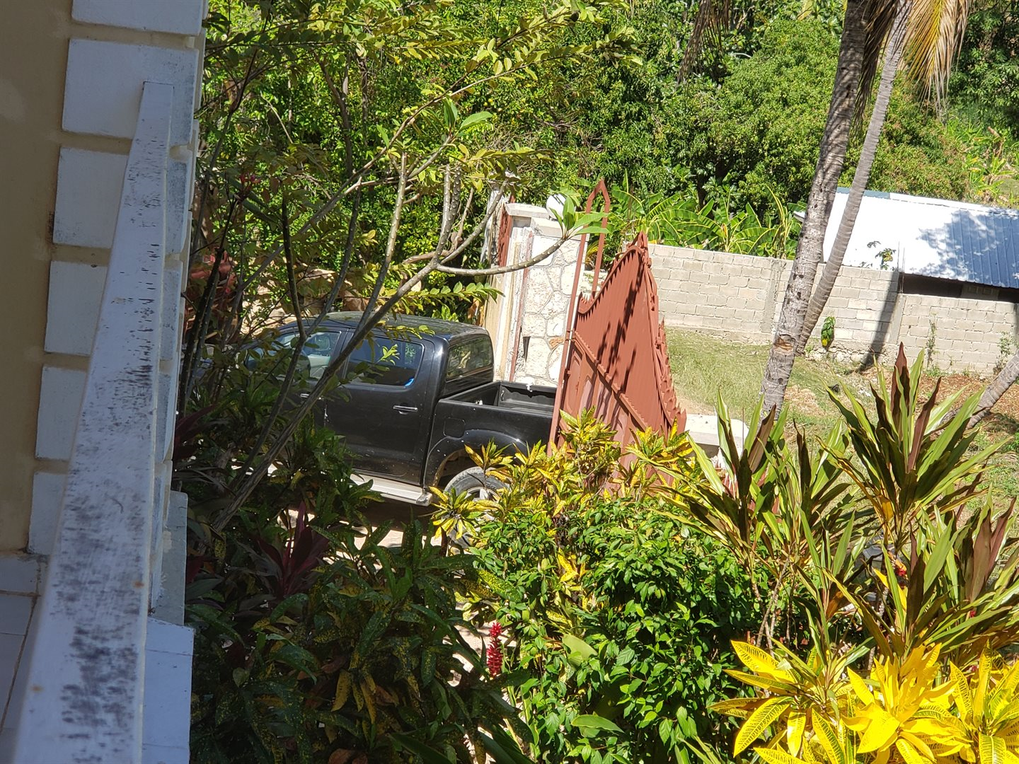 Two-Story House + Apartment + Land for Sale (PACKAGE DEAL) in Meyer, Jacmel, Haiti – 4 Spacious Bedrooms with Built-in Closets, 3 Bathrooms with Glamorous Bathtubs, Living/Dining Rooms, Nice Modern Kitchen, Wrap-Around Patio with Beautiful Flowers, Two Balconies, Family Room, Upstairs Loft, Solar-Powered Electricity System, Panoramic Views – An Apartment of 2 Bedrooms, 1 Bath, Kitchen – Piece of Land of 5 Centiemes (650 m² or 6996.54 ft²)