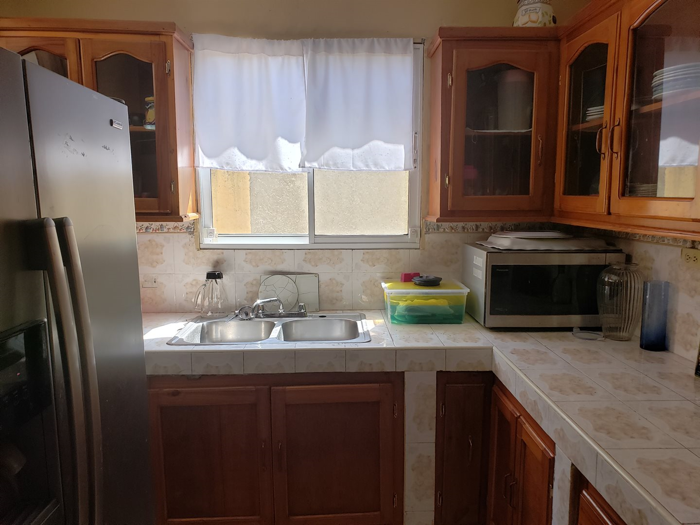 Two-Story House + Apartment + Land for Sale (PACKAGE DEAL) in Meyer, Jacmel, Haiti – 4 Spacious Bedrooms with Built-in Closets, 3 Bathrooms with Glamorous Bathtubs, Living/Dining Rooms, Nice Modern Kitchen, Wrap-Around Patio with Beautiful Flowers, Two Balconies, Family Room, Upstairs Loft, Solar-Powered Electricity System, Panoramic Views – An Apartment of 2 Bedrooms, 1 Bath, Kitchen – Piece of Land of 5 Centiemes (650 m² or 6996.54 ft²)