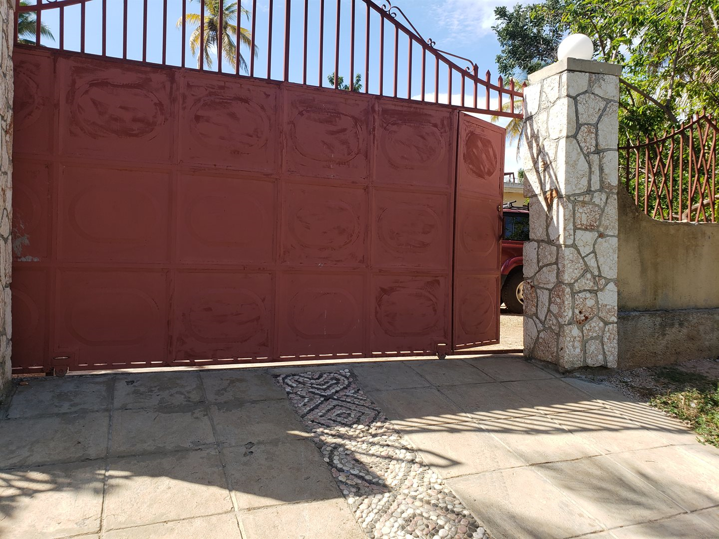 Two-Story House + Apartment + Land for Sale (PACKAGE DEAL) in Meyer, Jacmel, Haiti – 4 Spacious Bedrooms with Built-in Closets, 3 Bathrooms with Glamorous Bathtubs, Living/Dining Rooms, Nice Modern Kitchen, Wrap-Around Patio with Beautiful Flowers, Two Balconies, Family Room, Upstairs Loft, Solar-Powered Electricity System, Panoramic Views – An Apartment of 2 Bedrooms, 1 Bath, Kitchen – Piece of Land of 5 Centiemes (650 m² or 6996.54 ft²)