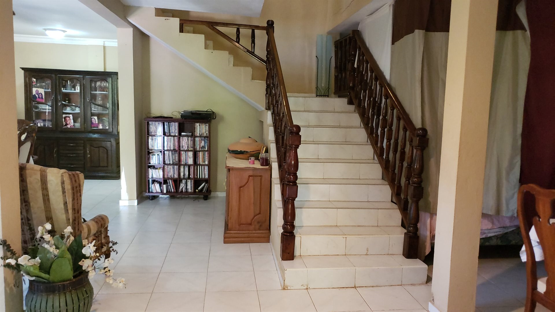 Two-Story House + Apartment + Land for Sale (PACKAGE DEAL) in Meyer, Jacmel, Haiti – 4 Spacious Bedrooms with Built-in Closets, 3 Bathrooms with Glamorous Bathtubs, Living/Dining Rooms, Nice Modern Kitchen, Wrap-Around Patio with Beautiful Flowers, Two Balconies, Family Room, Upstairs Loft, Solar-Powered Electricity System, Panoramic Views – An Apartment of 2 Bedrooms, 1 Bath, Kitchen – Piece of Land of 5 Centiemes (650 m² or 6996.54 ft²)