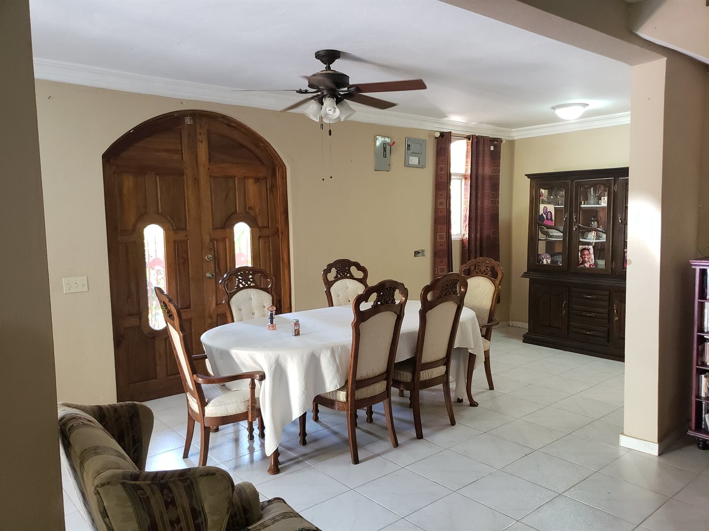 Two-Story House + Apartment + Land for Sale (PACKAGE DEAL) in Meyer, Jacmel, Haiti – 4 Spacious Bedrooms with Built-in Closets, 3 Bathrooms with Glamorous Bathtubs, Living/Dining Rooms, Nice Modern Kitchen, Wrap-Around Patio with Beautiful Flowers, Two Balconies, Family Room, Upstairs Loft, Solar-Powered Electricity System, Panoramic Views – An Apartment of 2 Bedrooms, 1 Bath, Kitchen – Piece of Land of 5 Centiemes (650 m² or 6996.54 ft²)