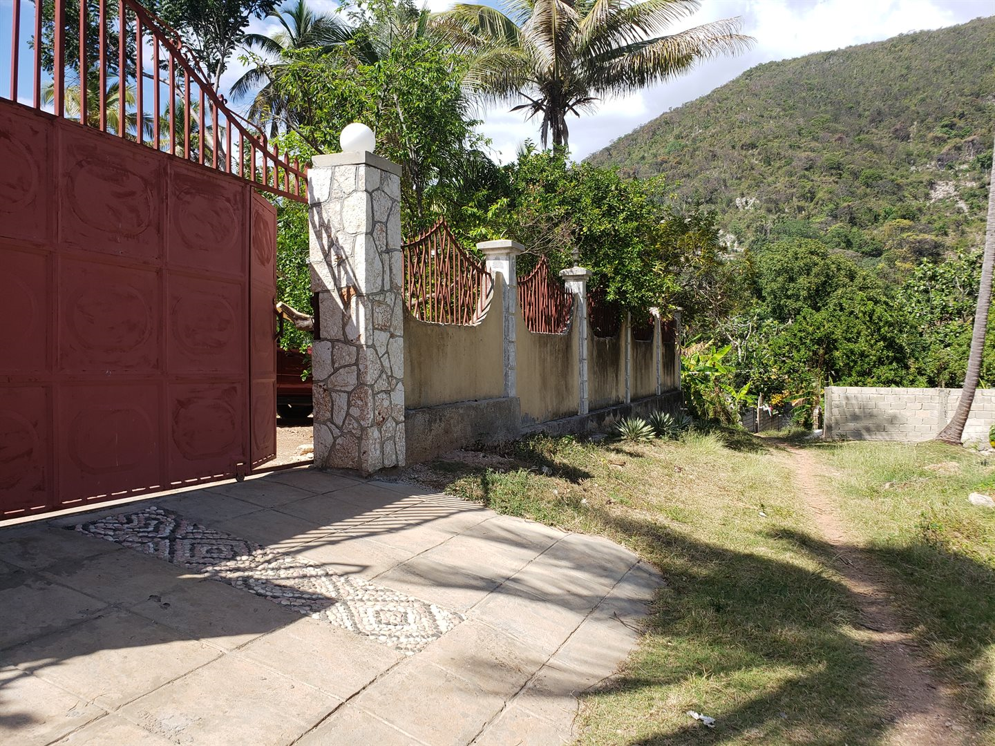 Two-Story House + Apartment + Land for Sale (PACKAGE DEAL) in Meyer, Jacmel, Haiti – 4 Spacious Bedrooms with Built-in Closets, 3 Bathrooms with Glamorous Bathtubs, Living/Dining Rooms, Nice Modern Kitchen, Wrap-Around Patio with Beautiful Flowers, Two Balconies, Family Room, Upstairs Loft, Solar-Powered Electricity System, Panoramic Views – An Apartment of 2 Bedrooms, 1 Bath, Kitchen – Piece of Land of 5 Centiemes (650 m² or 6996.54 ft²)